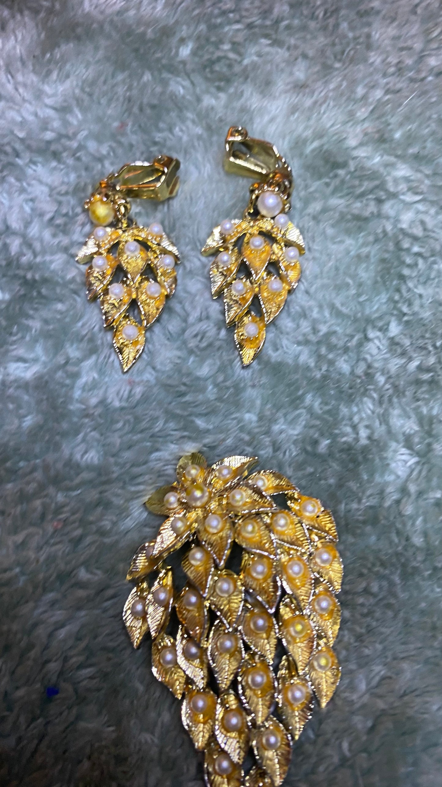 Vintage Brooch & Clip-on Earrings Faux Pearls