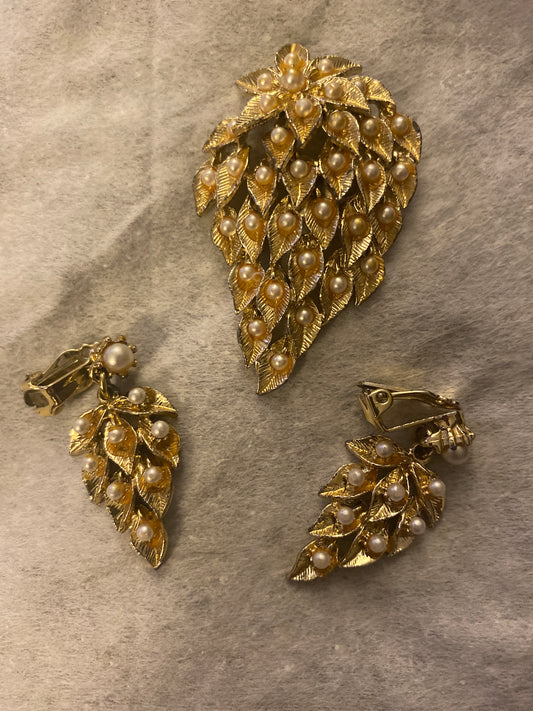 Vintage Brooch & Clip-on Earrings Faux Pearls