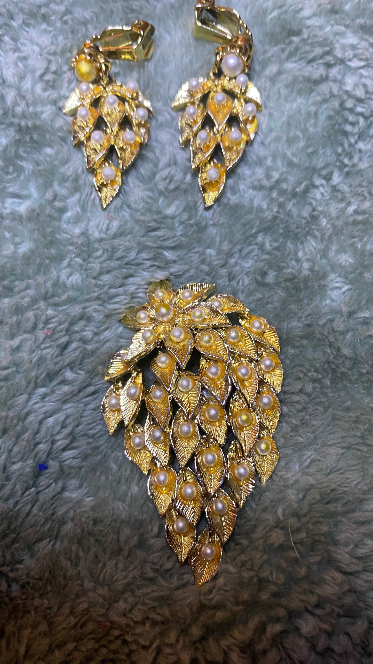 Vintage Brooch & Clip-on Earrings Faux Pearls