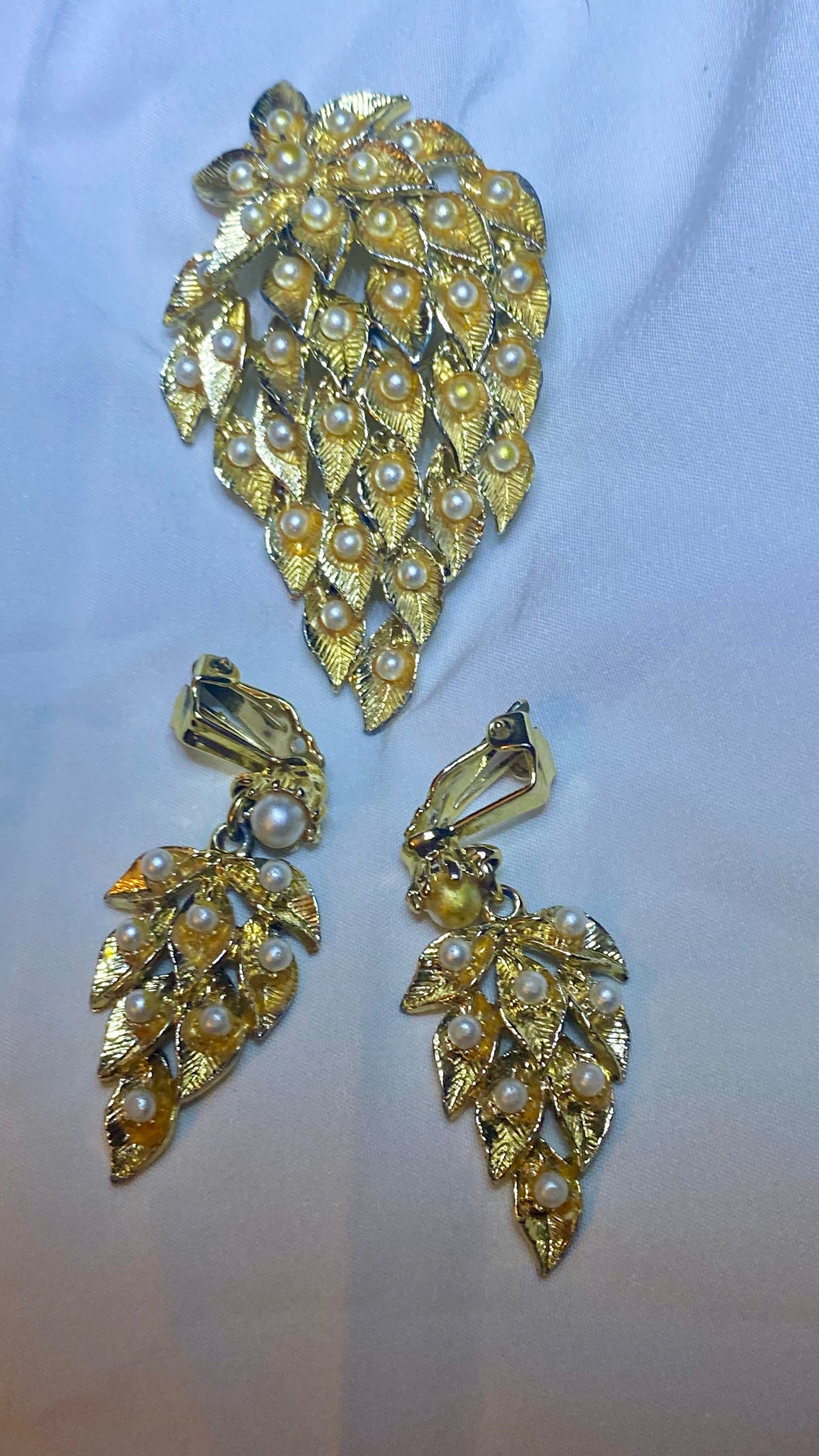 Vintage Brooch & Clip-on Earrings Faux Pearls