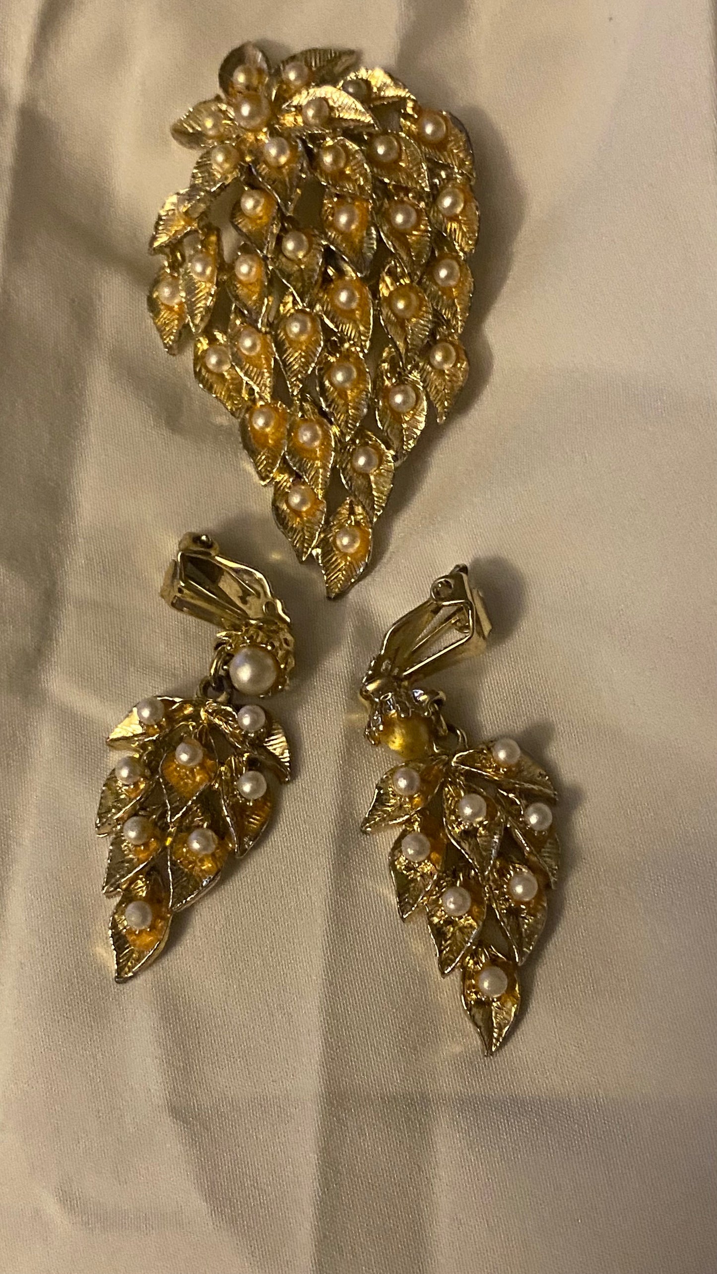 Vintage Brooch & Clip-on Earrings Faux Pearls